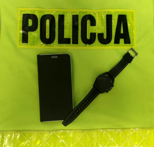 Zdjęcie przedstawia zabezpieczony telefon i zegarek.