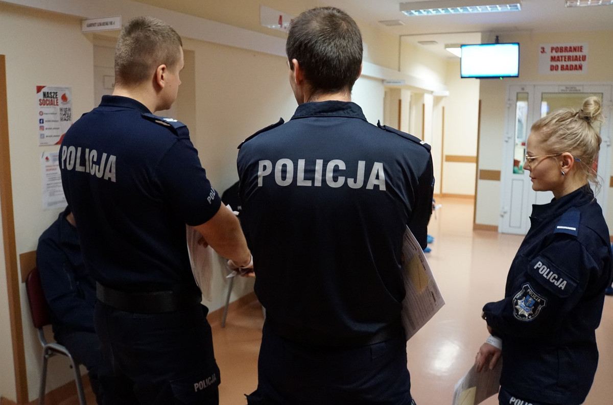 Policjanci podczas akcji krwiodawstwa