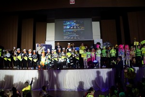 Zdjęcie przedstawia uczestników "odblaskowego pokazu mody"