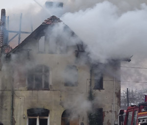 Zdjęcie przedstawia pożar budynku.