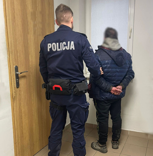 Policjant i zatrzymany mężczyzna