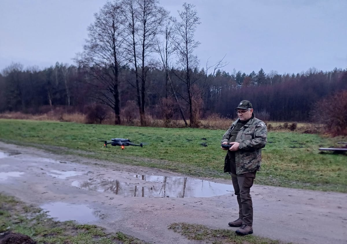 Strażnik rybacki z dronem.