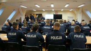 Komendant Wojewódzki Policji w Olsztynie przemawia do uczestników szkolenia.