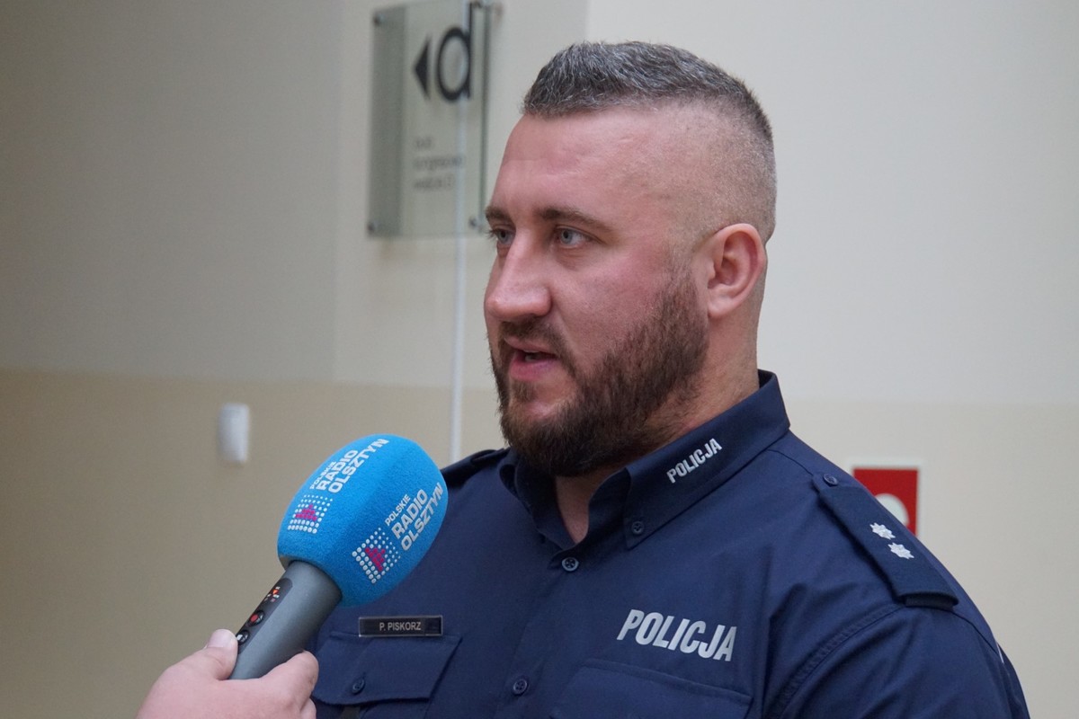 Policjant udzielający wywiadu.