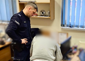 Policjant i osoba w pokoju.