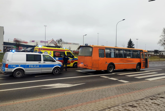 Miejsce zdarzenia drogowego. Policyjny radiowóz i  autobus.