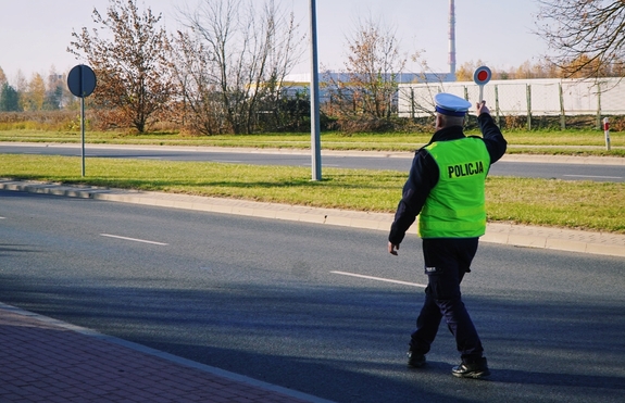 policjant zatrzymujący pojazd do kontroli