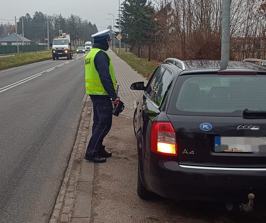 Policjant podczas kontroli drogowej