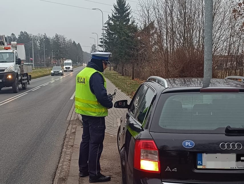 Policjant podczas kontroli drogowej