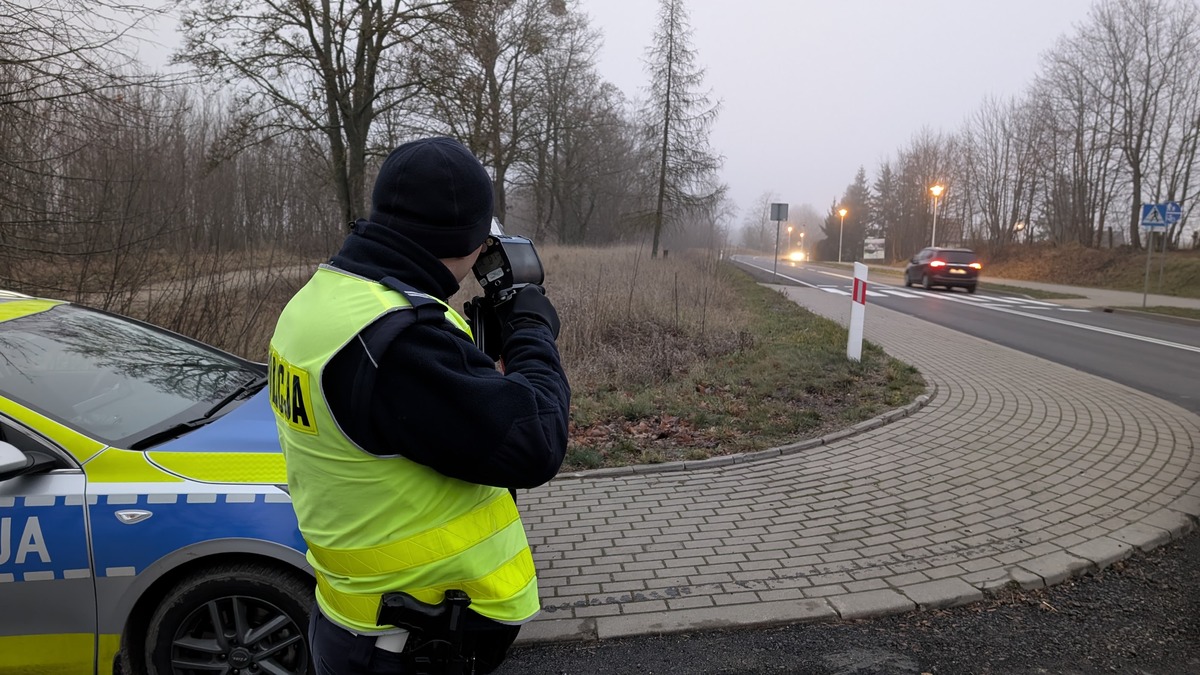 Policjant kontrolujący prędkość