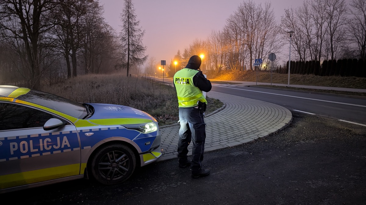 Policjant kontrolujący prędkość