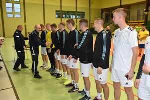 II Turniej Halowej Piłki Nożnej o Puchar Komendanta Powiatowego Policji w Nidzicy - wręczanie nagród.