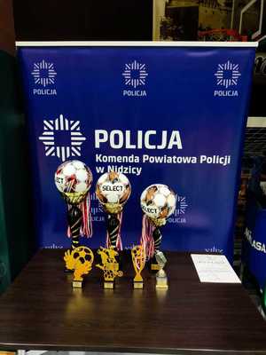 II Turniej Halowej Piłki Nożnej o Puchar Komendanta Powiatowego Policji w Nidzicy - puchary na stole.
