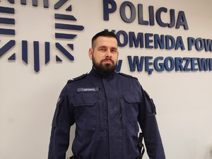 Zdjęcie przedstawia policjanta w mundurze - Sierż. Jakub Kotowicz.