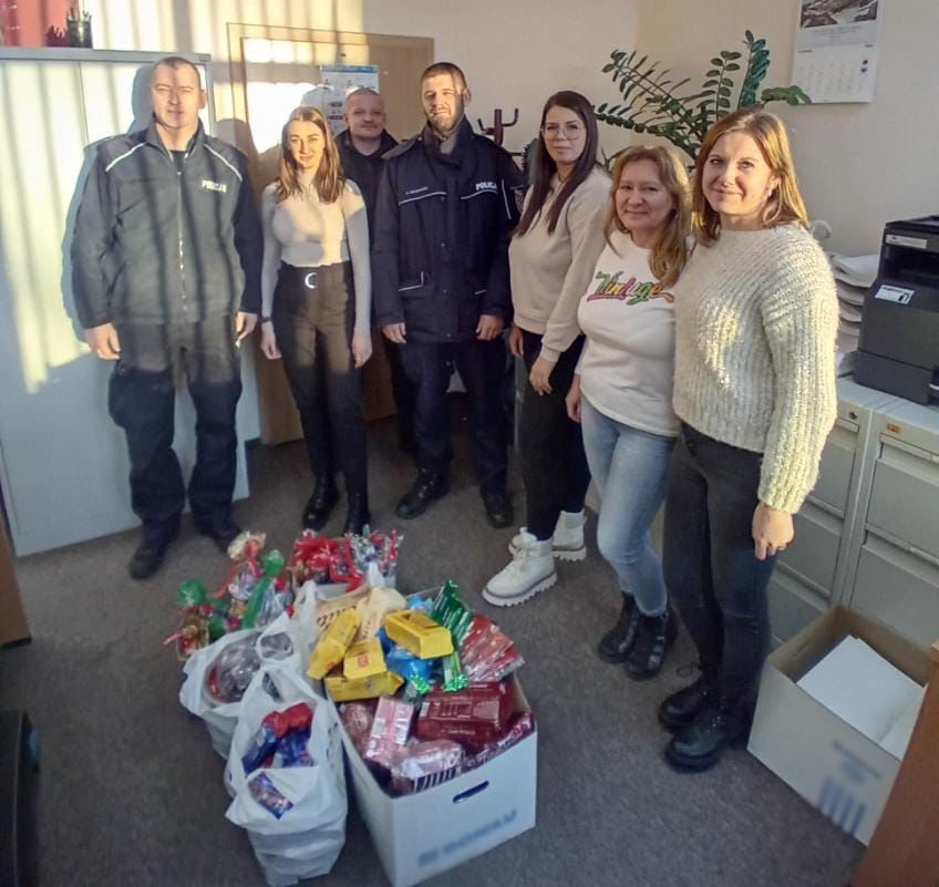 Policjanci i pracownicy GOPS-u wraz z zebranymi paczkami dla potrzebujących.