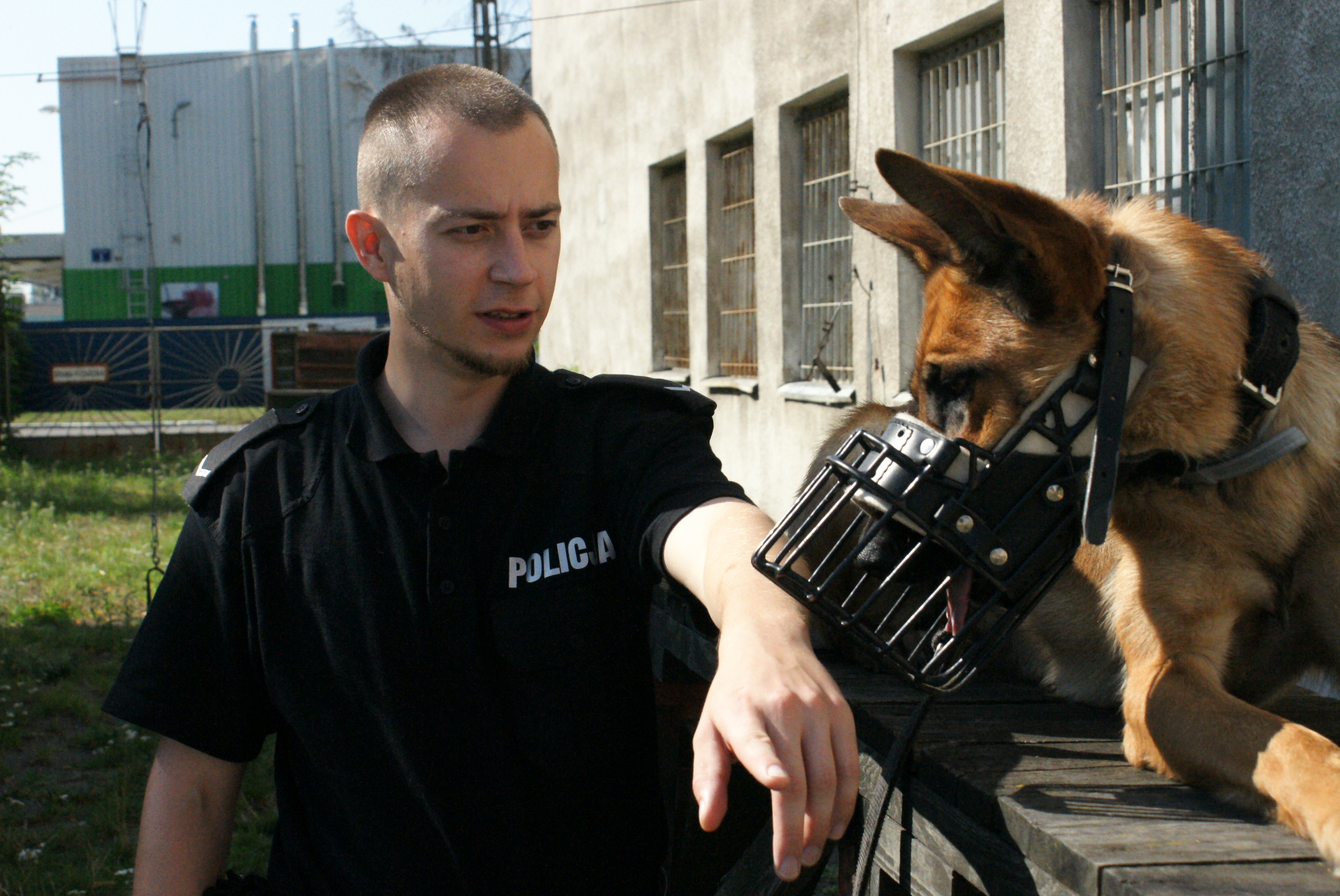 sierż. Maciej Dobrowolski wrócił niedawno ze szkolenia z nowym psem służbowym