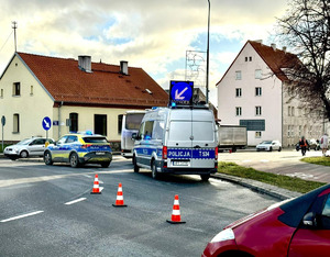 Miejsce zdarzenia drogowego na ul. Pocztowej - autobus i policyjny radiowóz na drodze.