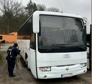 Kontrola autokaru przez policjanta.