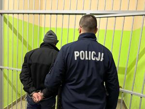 Zatrzymany mężczyzna prowadzony przez policjanta