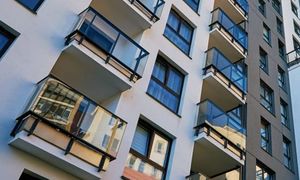 Zdjęcie przedstawia blok mieszkalny.