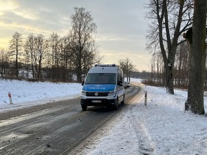Zdjęcie przedstawia radiowóz na drodze