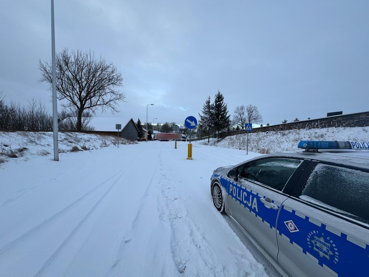 Miejsce zdarzenia drogowego. Na pierwszym planie policyjny radiowóz.