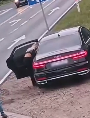 kobieta sprzątająca auto