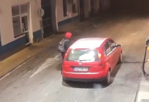 Samochód na stacji paliw i mężczyzna