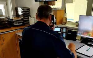 Zdjęcie przedstawia policjanta rozmawiającego przez telefon.