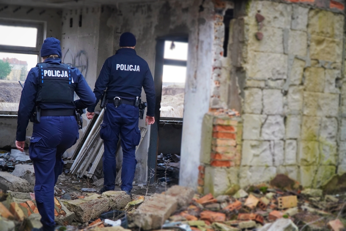 Kontrola pustostanu przez policjantów.