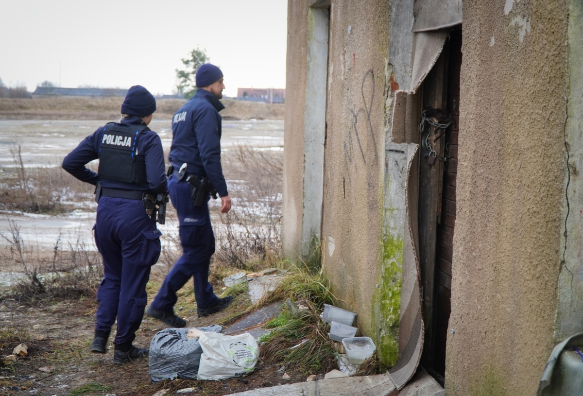 Kontrola pustostanu przez policjantów.