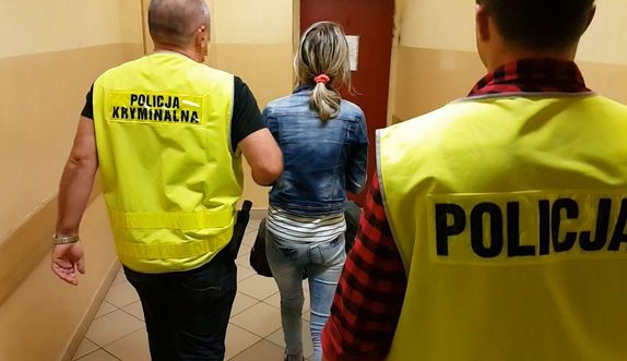 policjanci prowadzą kobietę, zdjęcie poglądowe