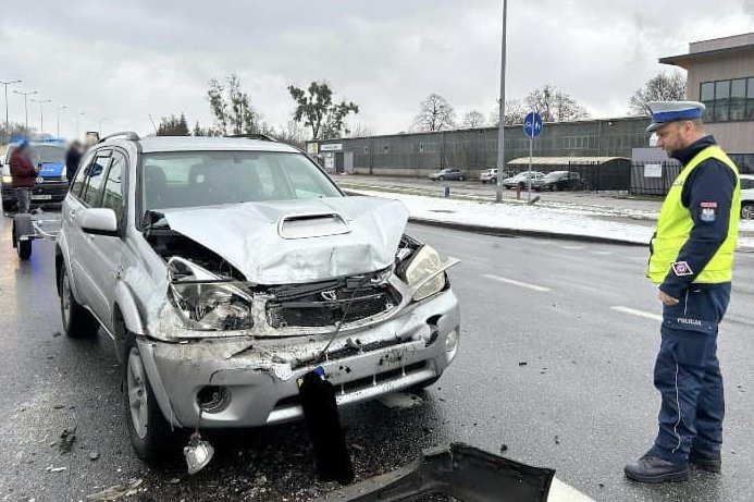 Miejsce zdarzenia drogowego. Policjanci pracujący na miejscu.