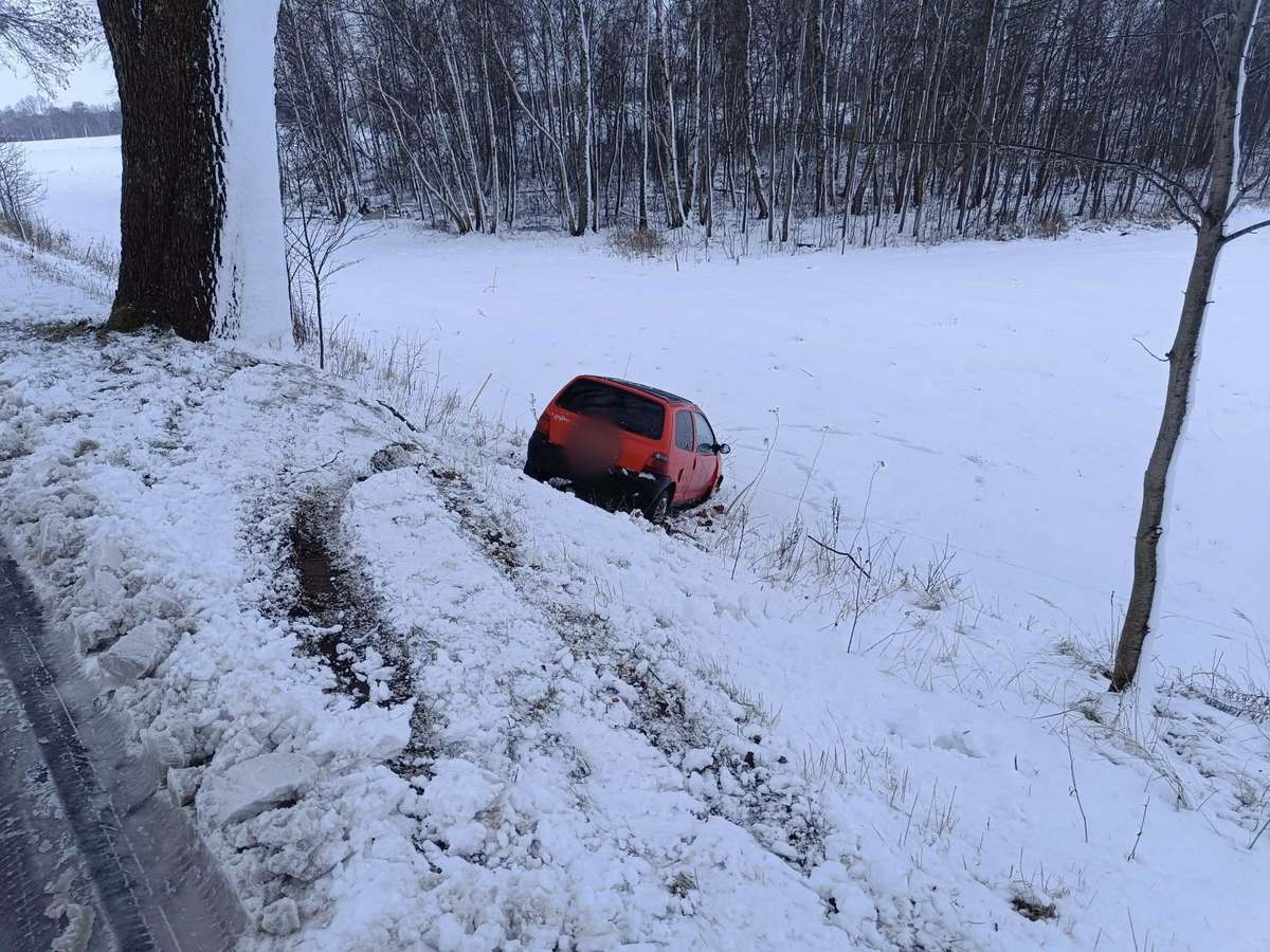 Miejsce zdarzenia drogowego. Pojazd w przydrożnym rowie.