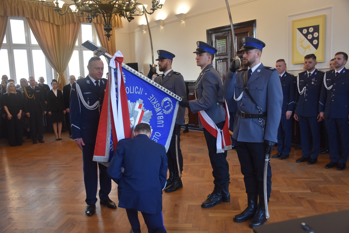 Uczestnicy uroczystej zbiórki - zmiany na stanowisku Komendanta Powiatowego Policji w Nowym Mieście Lubawskim