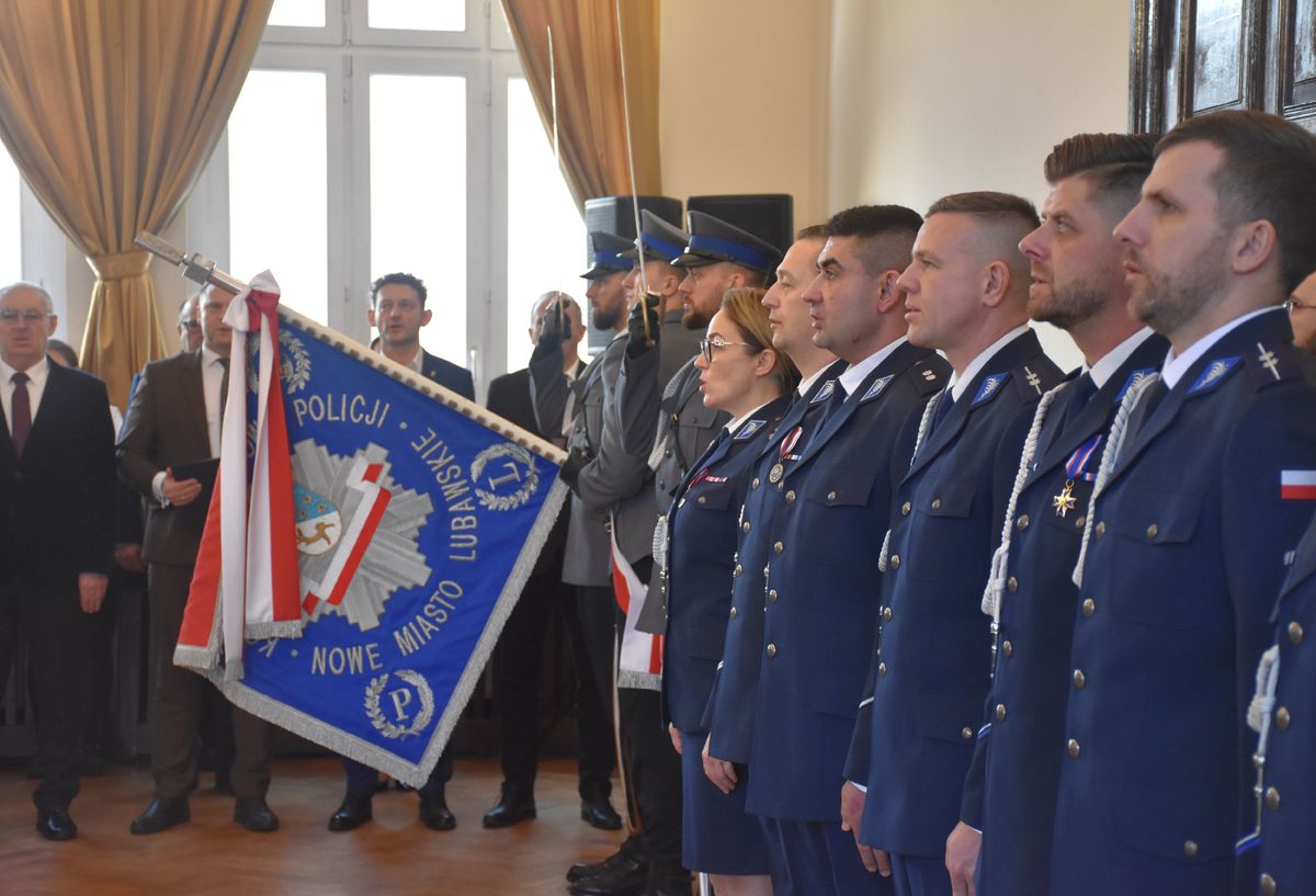 Uczestnicy uroczystej zbiórki - zmiany na stanowisku Komendanta Powiatowego Policji w Nowym Mieście Lubawskim