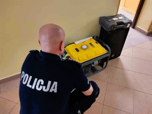 Policjant i odzyskany agregat