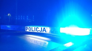 Fragment radiowozu nocą.