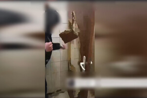 Mężczyzna uderzający w drzwii