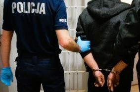 Policjant i zatrzymana osoba.