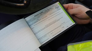 Policjant i mandat karny