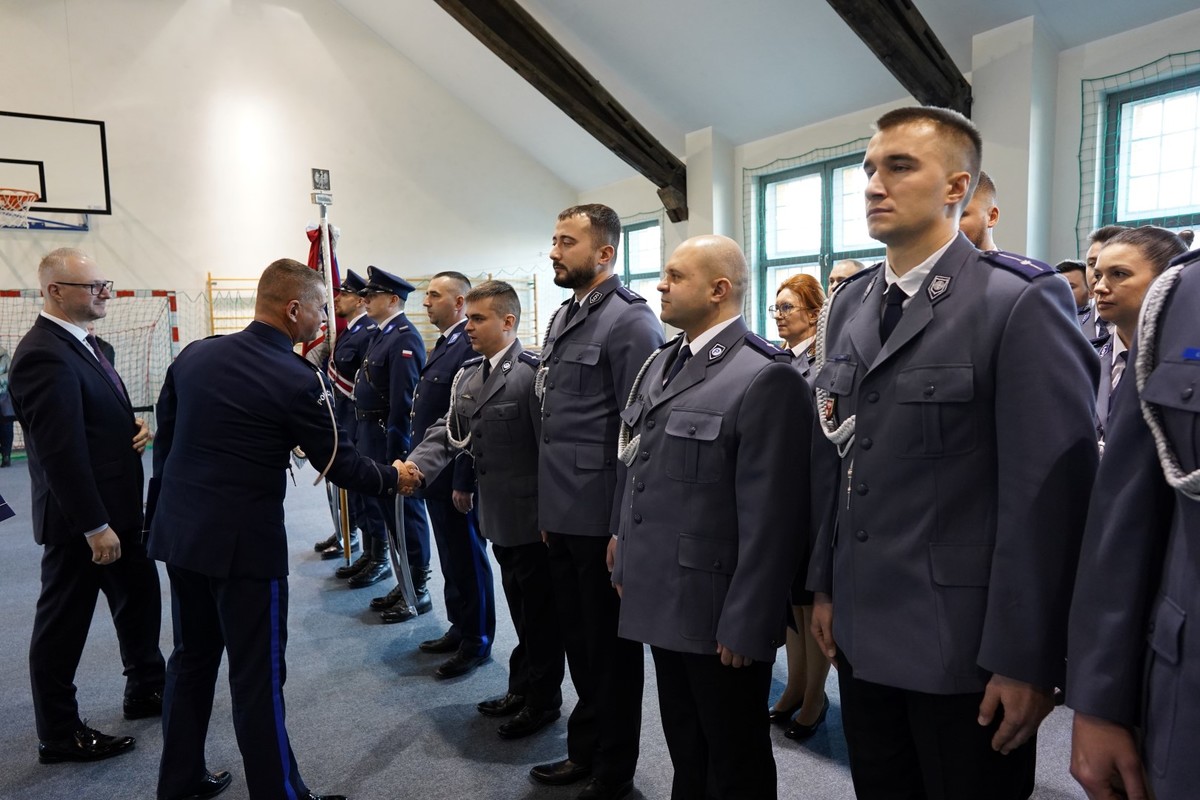 Kadr z czystości mianowania funkcjonariuszy garnizonu warmińsko-mazurskiego na wyższe stopnie policyjne