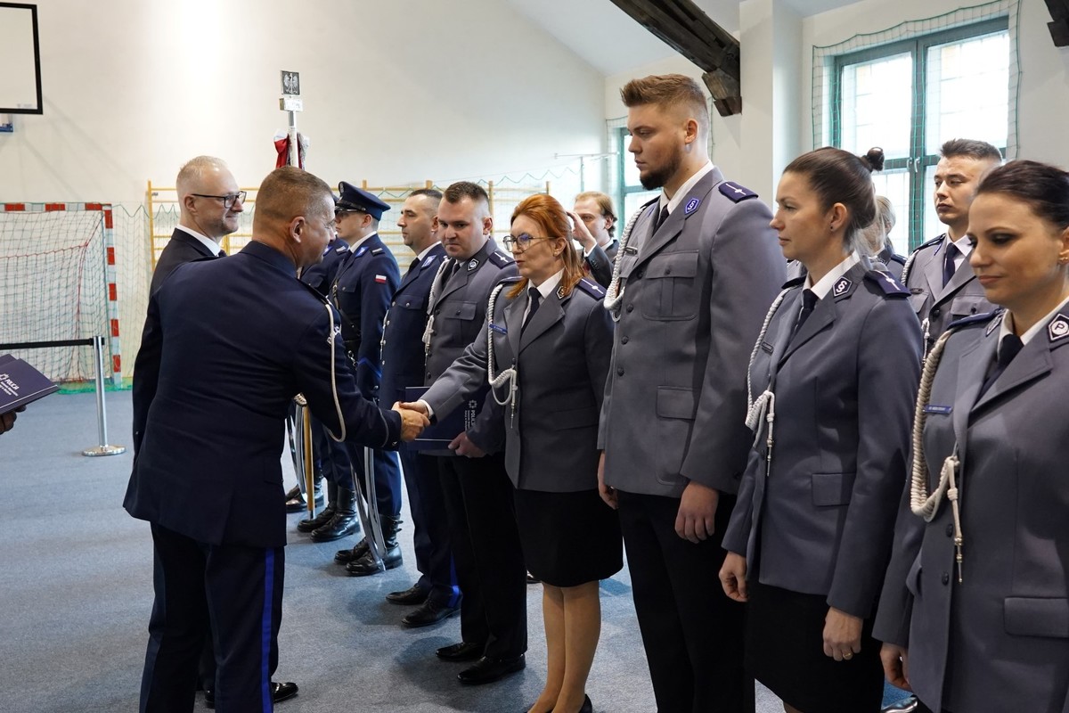 Kadr z czystości mianowania funkcjonariuszy garnizonu warmińsko-mazurskiego na wyższe stopnie policyjne