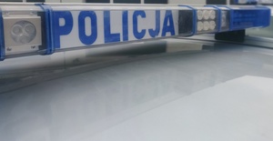 Fragment policyjnego radiowozu.