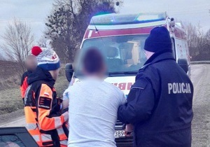 Policjant i ratownicy medyczni podczas interwencji.