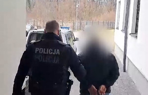 Policjant i zatrzymany mężczyzna.