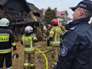Służby na miejscu pożaru.