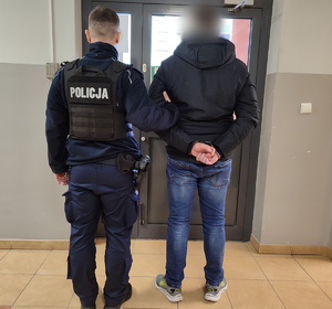 Policjant i zatrzymany mężczyzna.