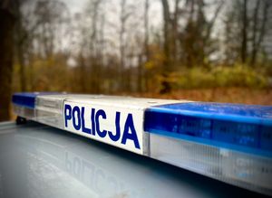 Fragment policyjnego radiowozu.