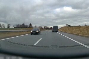 Auto jadące pod prąd.